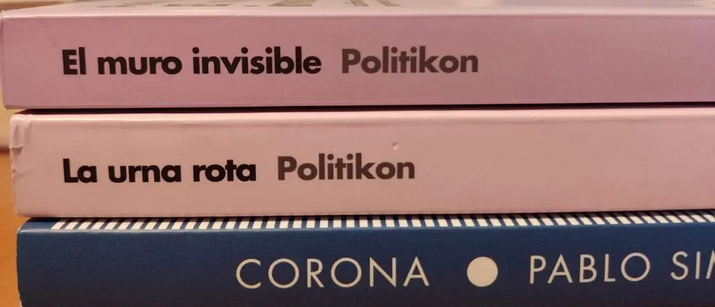 Cubiertas de dos libros de Politikon (El muro ivisible y La urna rota) y de Corona, de Pablo Simón